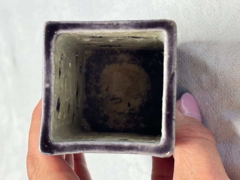 A pair of Chinese aubergine-glazed openworked square brush pots on later wooden stands - 图18