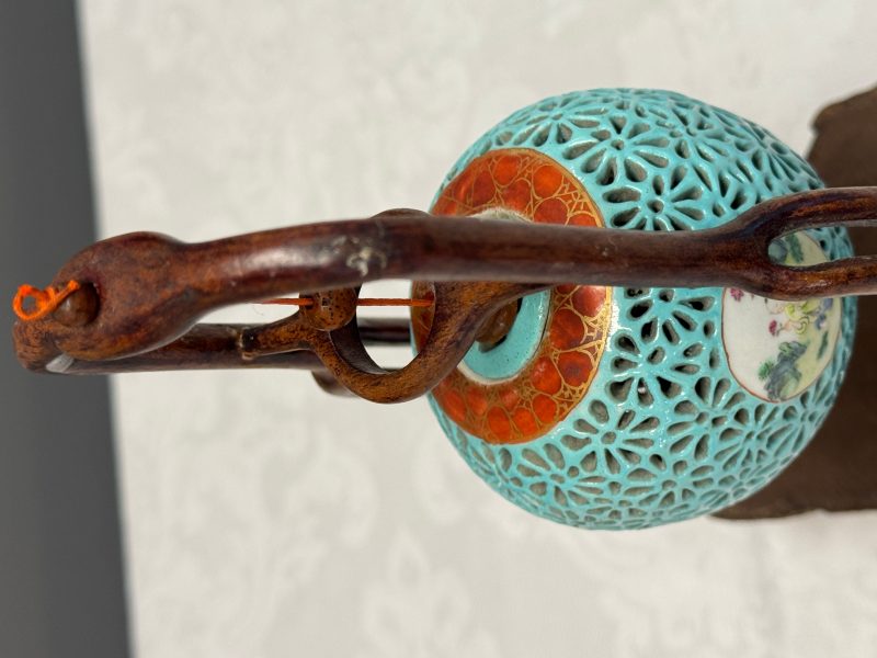 A Chinese famille rose turquoise-ground reticulated incense ball and cover, and a wooden stand - 图15