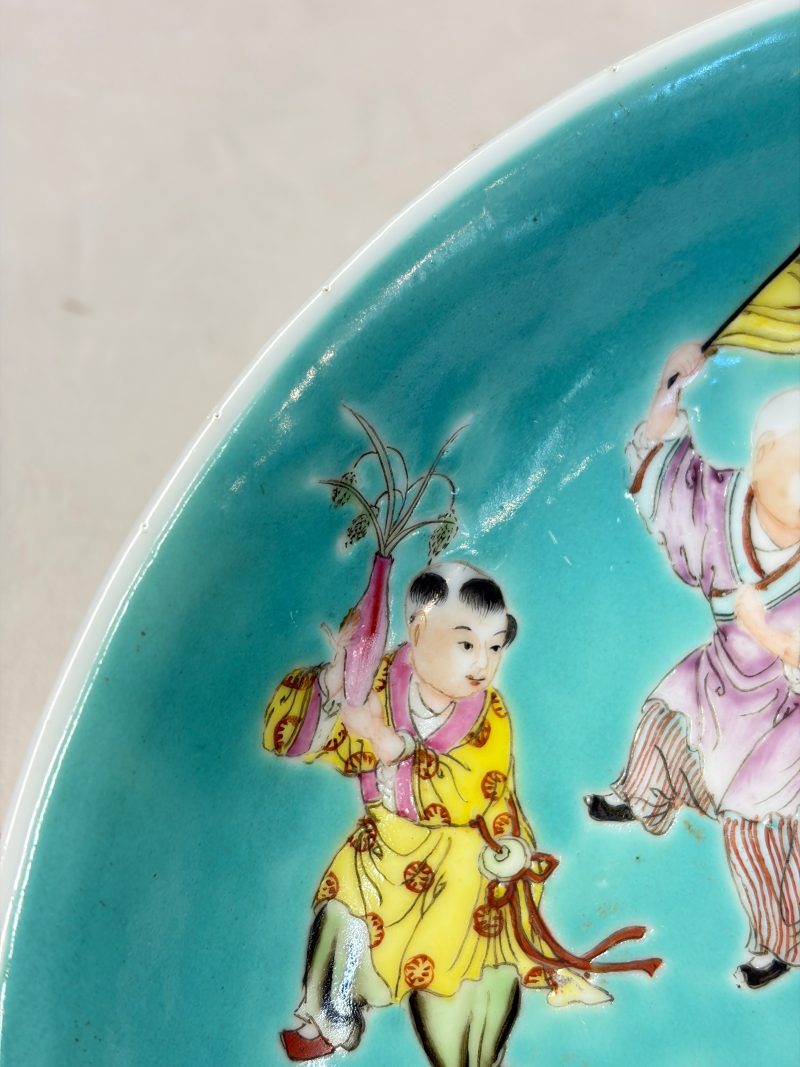 A Chinese famille rose turquoise-ground 'Playing Boys' plate - 图7