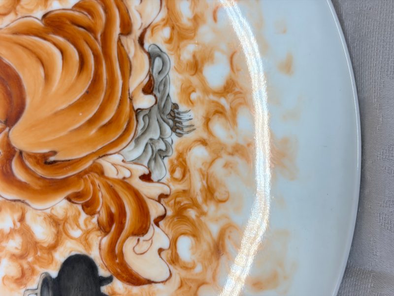 A Chinese iron-red and grisaille-decorated dish - 图10