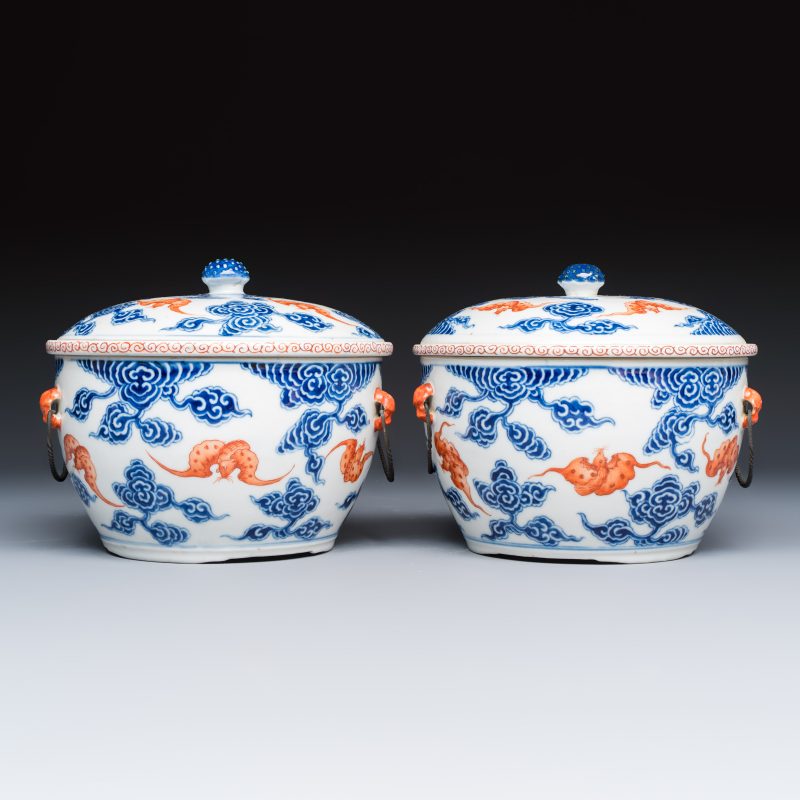 洪福齊天 | A pair of Chinese blue, white and iron-red 'Hong Fu Qi Tian 洪福齊天' warming bowls and covers - 图4