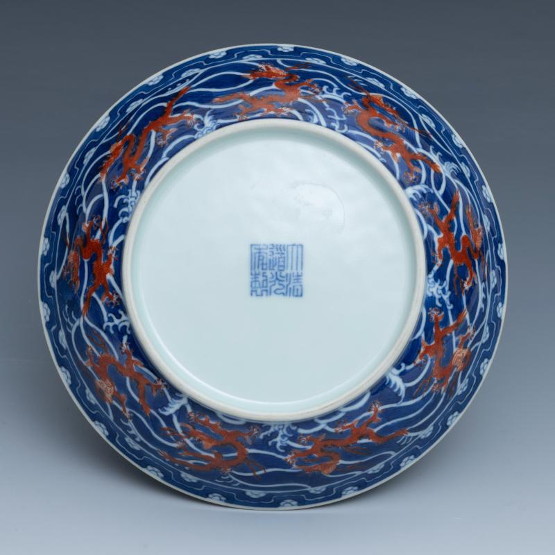 A pair of iron-red and underglaze-blue-decorated 'dragon' dishes, Daoguang mark and of the period (1821-1850) - 图6