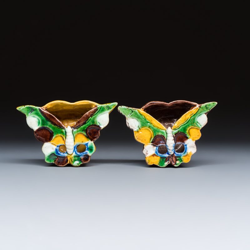 A pair of Chinese famille verte sancai biscuit 'Butterfly' water pots and a pair of shoes - 图2
