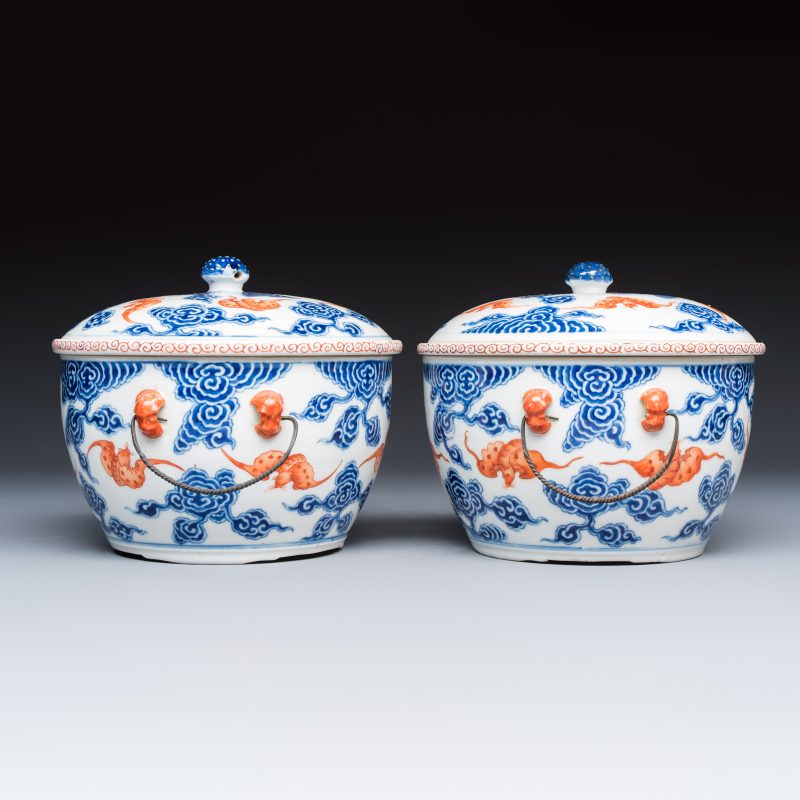 洪福齊天 | A pair of Chinese blue, white and iron-red 'Hong Fu Qi Tian 洪福齊天' warming bowls and covers - 图5
