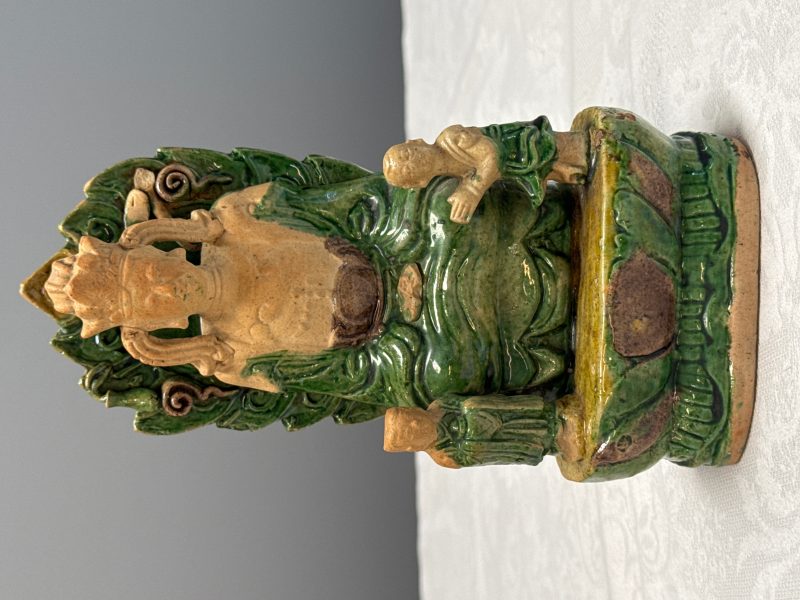 A Chinese sancai-glazed stoneware group of Guanyin and two attendants - 图8