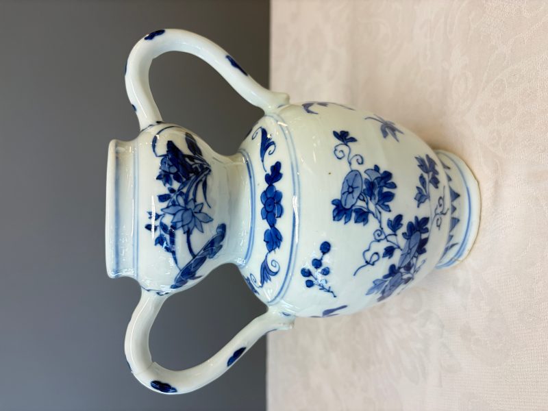 A Chinese blue and white double-handled vase with floral design - 图12