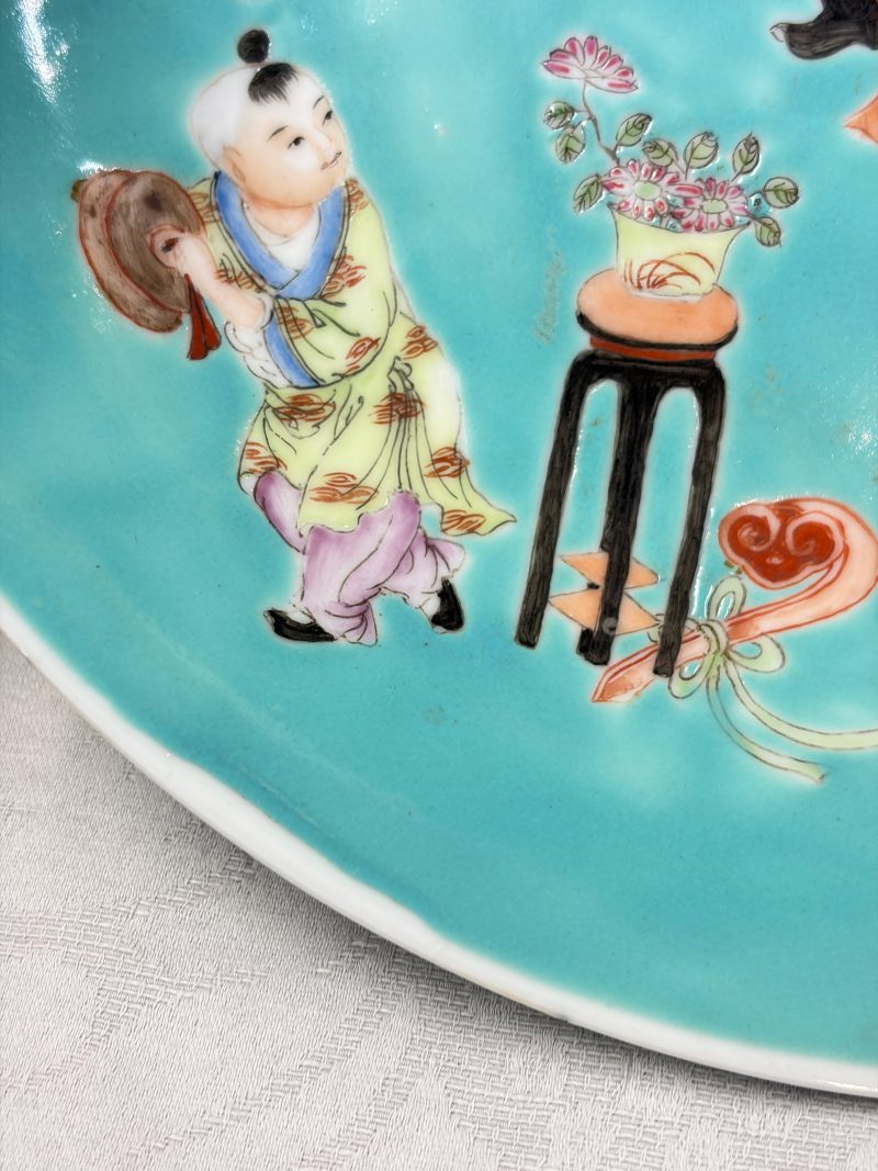 A Chinese famille rose turquoise-ground 'Playing Boys' plate - 图6