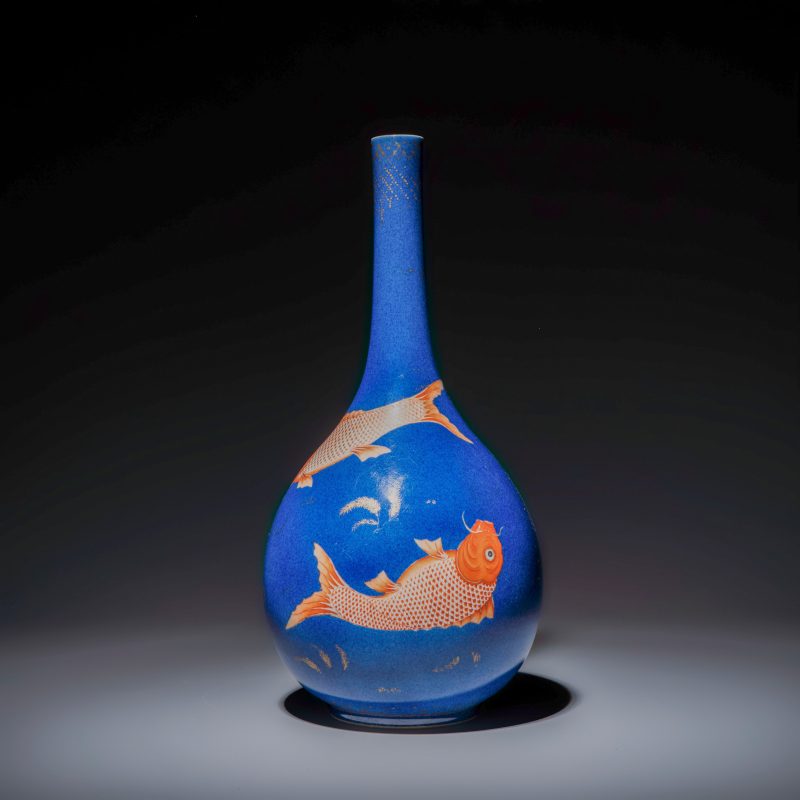 A Chinese gilt-heightened powder-blue-ground iron-red decorated 'Carps' vase - 图3