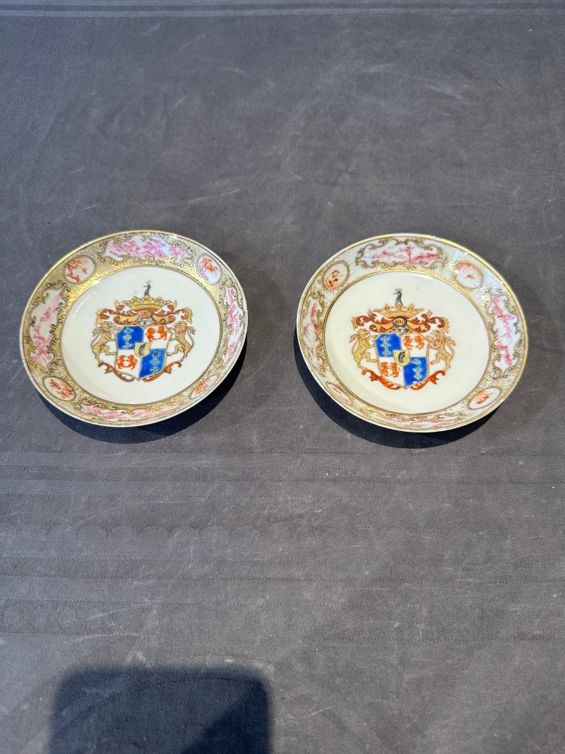 A pair of Chinese famille rose armorial saucers with the arms of Arendsma van Idsinga for the Dutch market - 图3