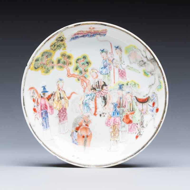 A fine Chinese famille rose cup and saucer with narrative design - 图2