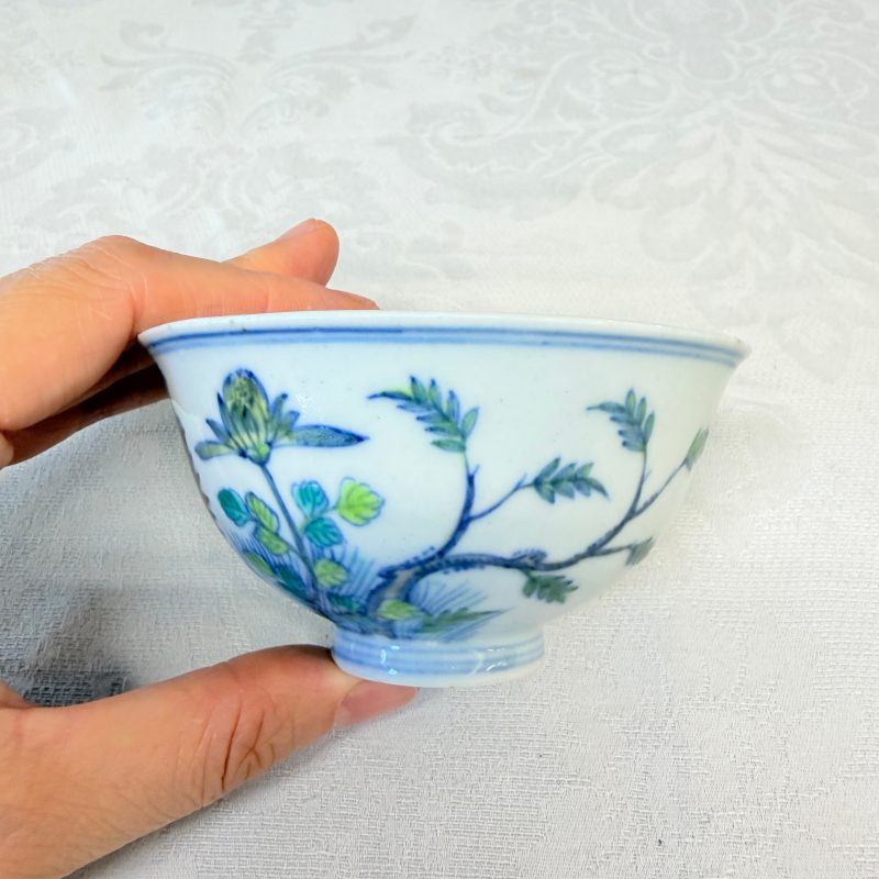 A pair of Chinese doucai bowls with floral design - 图23