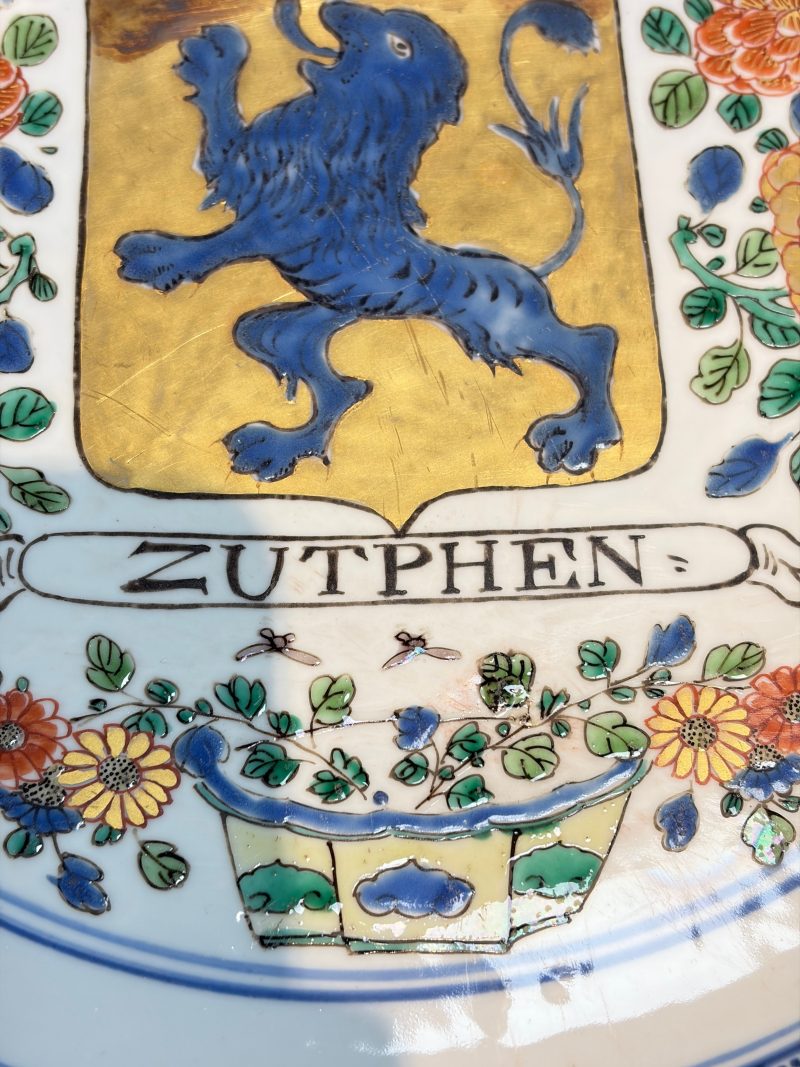 A large Chinese famille verte armorial 'Provinces' dish with the arms of Zutphen - 图14
