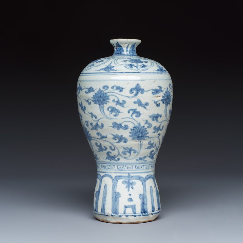 A Chinese blue and white 'Meiping' vase with lotus scrolls - 图2