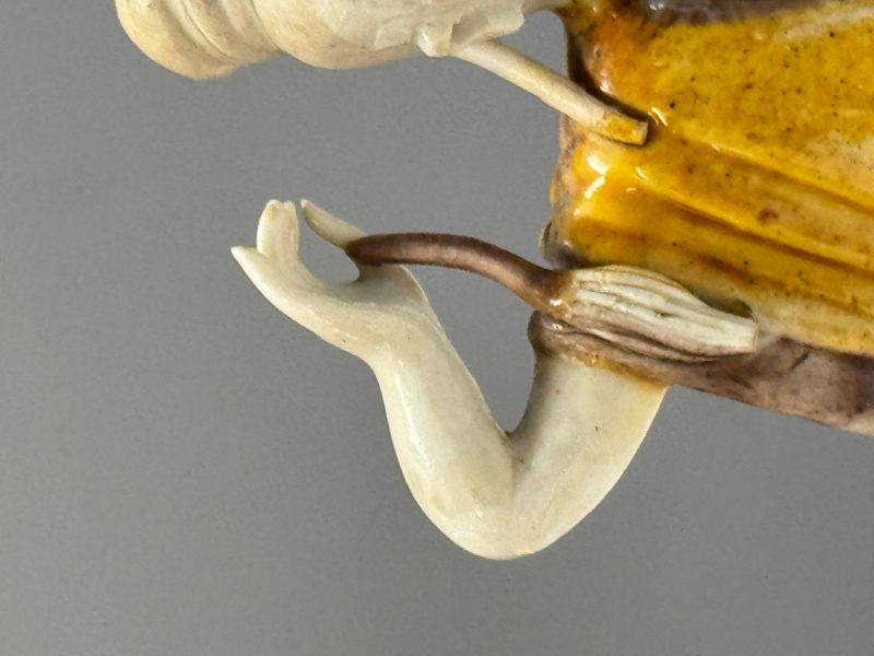 A Chinese famille verte sancai biscuit group of a man embracing a lady - 图13