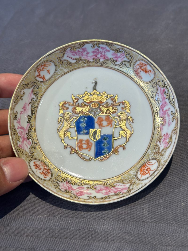 A pair of Chinese famille rose armorial saucers with the arms of Arendsma van Idsinga for the Dutch market - 图4