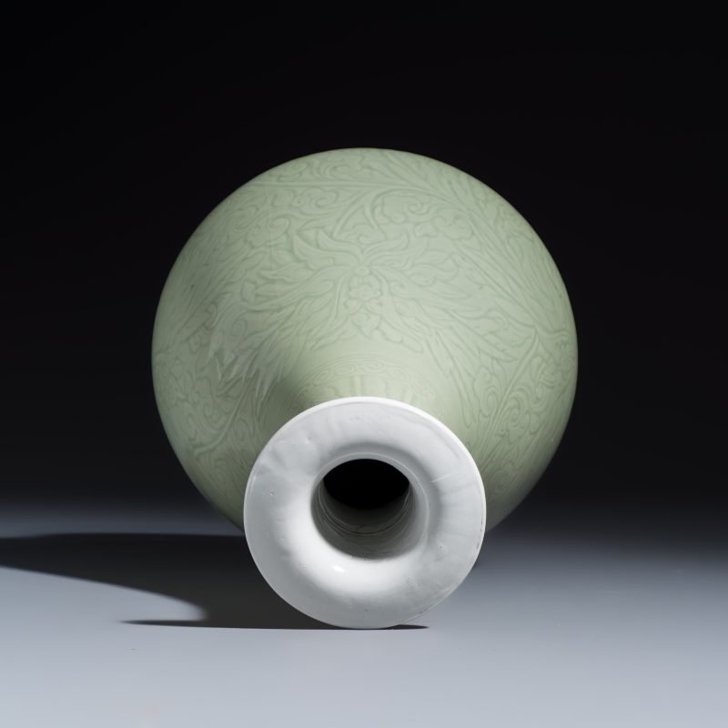 A Chinese celadon-glazed incised 'Yuhuchunping' vase with lotus scroll design - 图6