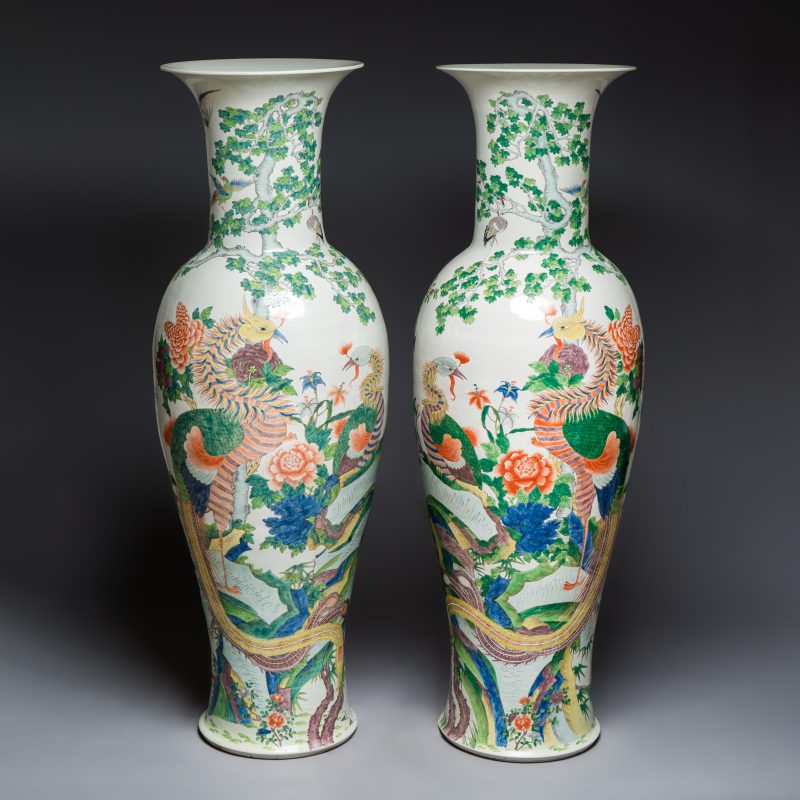 A massive pair of Chinese famille verte 'Phoenixes and Birds' vases - 图5