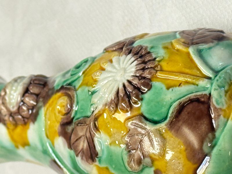 A pair of Chinese famille verte sancai biscuit wall pocket vases - 图15