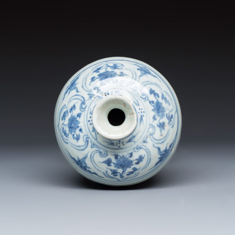 A Chinese blue and white 'Meiping' vase with lotus scrolls - 图5