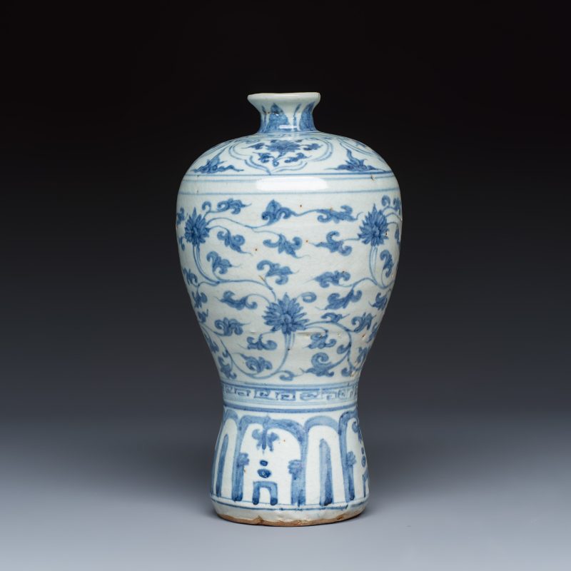 A Chinese blue and white 'Meiping' vase with lotus scrolls - 图4