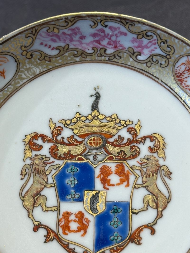 A pair of Chinese famille rose armorial saucers with the arms of Arendsma van Idsinga for the Dutch market - 图5