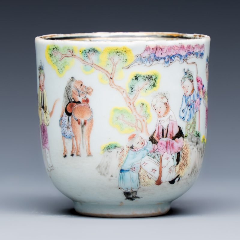 A fine Chinese famille rose cup and saucer with narrative design - 图4