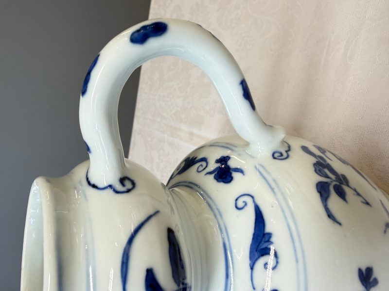 A Chinese blue and white double-handled vase with floral design - 图14