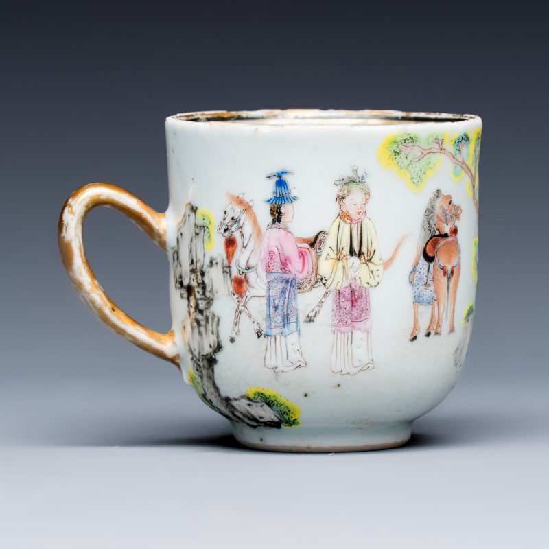 A fine Chinese famille rose cup and saucer with narrative design - 图5