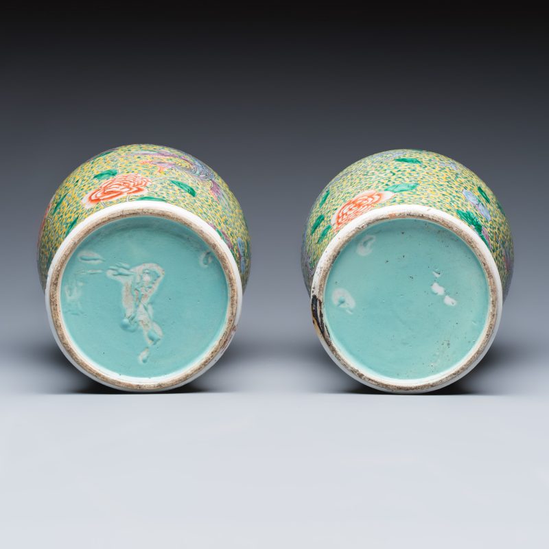 A pair of Chinese famille verte 'Phoenixes among Peonies' vases - 图7