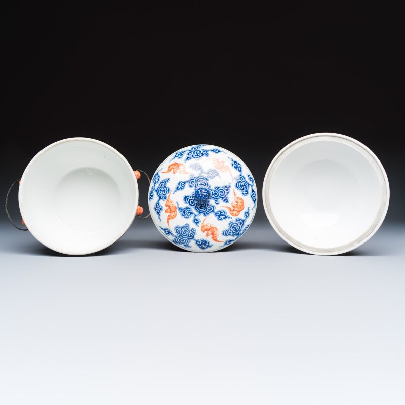 洪福齊天 | A pair of Chinese blue, white and iron-red 'Hong Fu Qi Tian 洪福齊天' warming bowls and covers - 图6