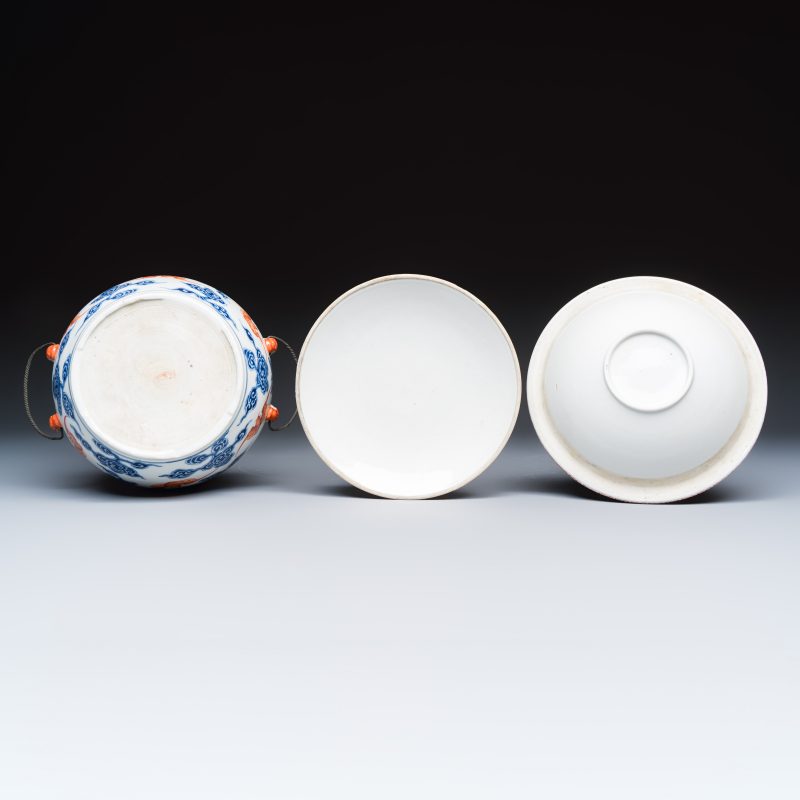 洪福齊天 | A pair of Chinese blue, white and iron-red 'Hong Fu Qi Tian 洪福齊天' warming bowls and covers - 图7