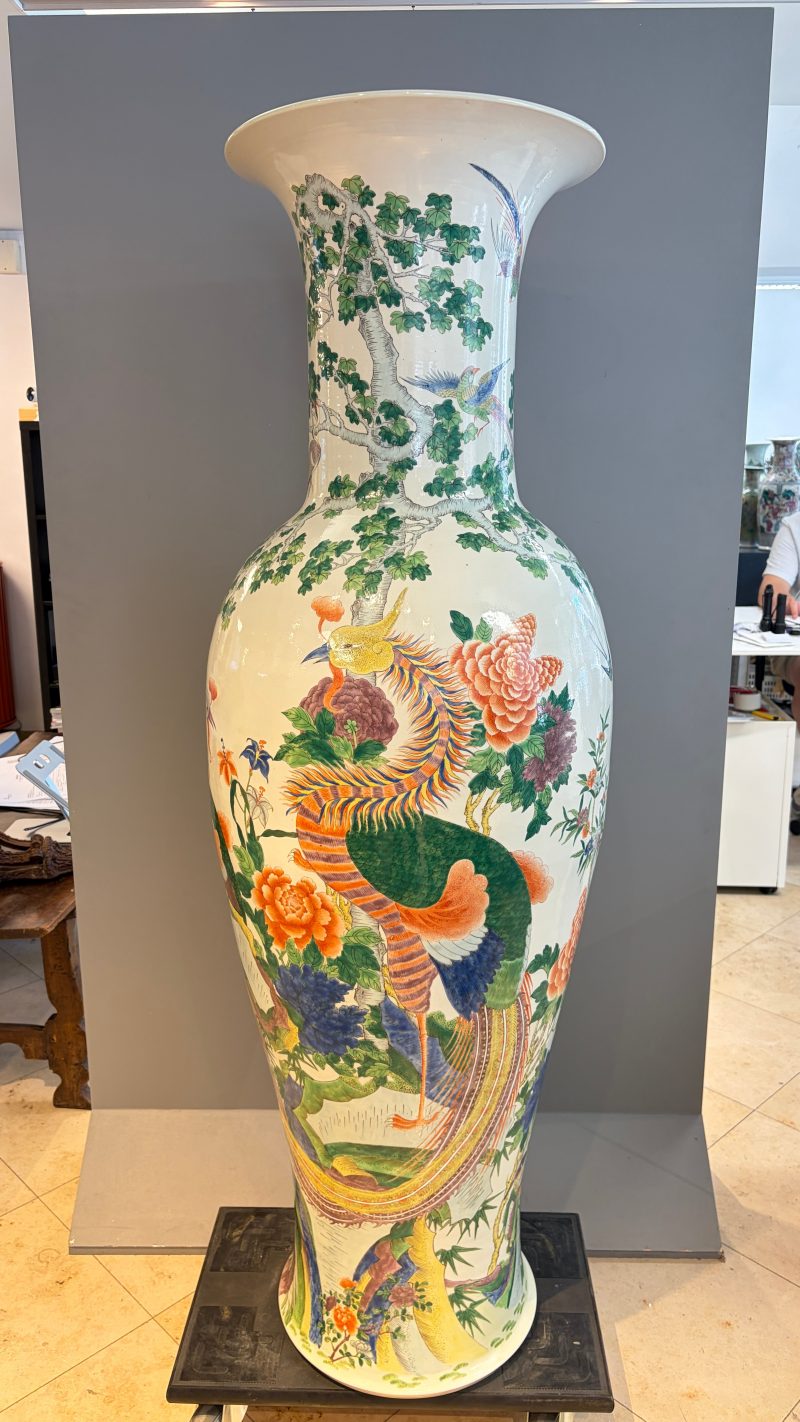 A massive pair of Chinese famille verte 'Phoenixes and Birds' vases - 图8