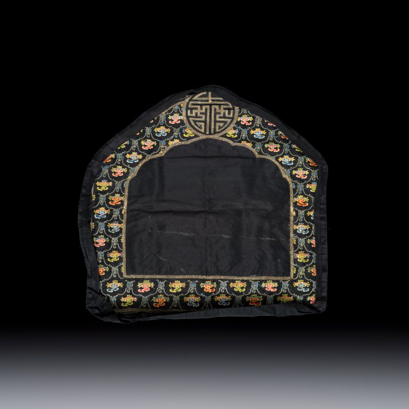 萬壽 | A Chinese yellow-ground silk and gold-thread embroidered 'Wan Shou 萬壽' panel - 图2