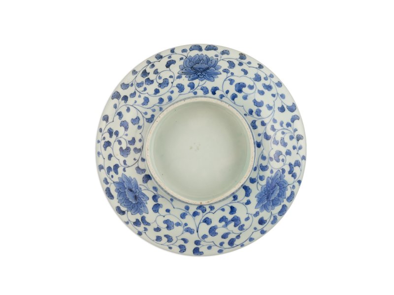 A porcelain dish, Nabeshima ware, Hizen, Edo period, late 17th – early 18th century | 色絵秋草文大皿　肥前　鍋島藩窯　江戸時代中期　17世紀後半 - 图3