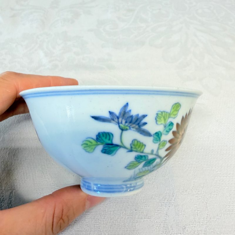 A pair of Chinese doucai bowls with floral design - 图25