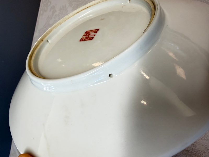 A Chinese iron-red and grisaille-decorated dish - 图11