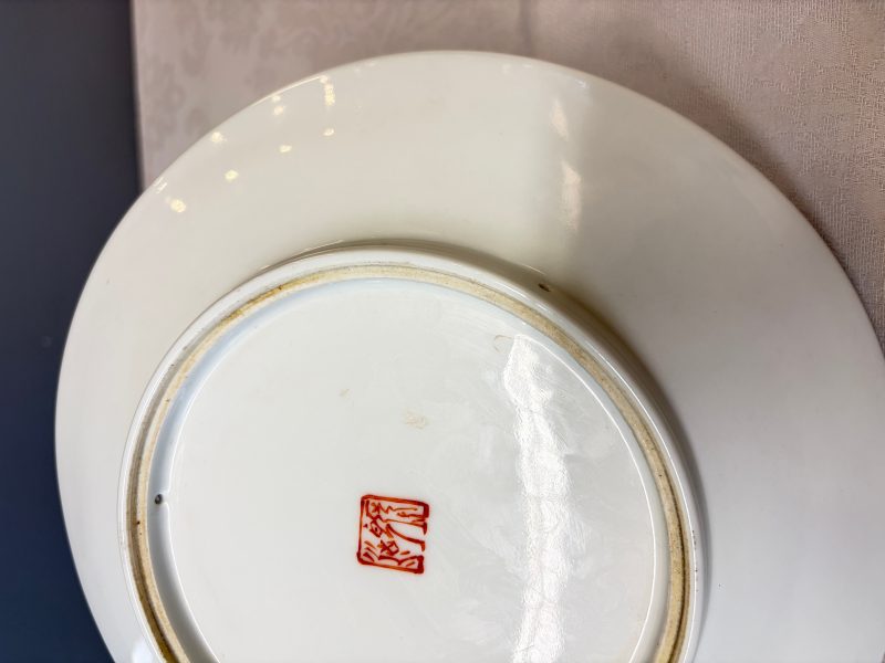 A Chinese iron-red and grisaille-decorated dish - 图12