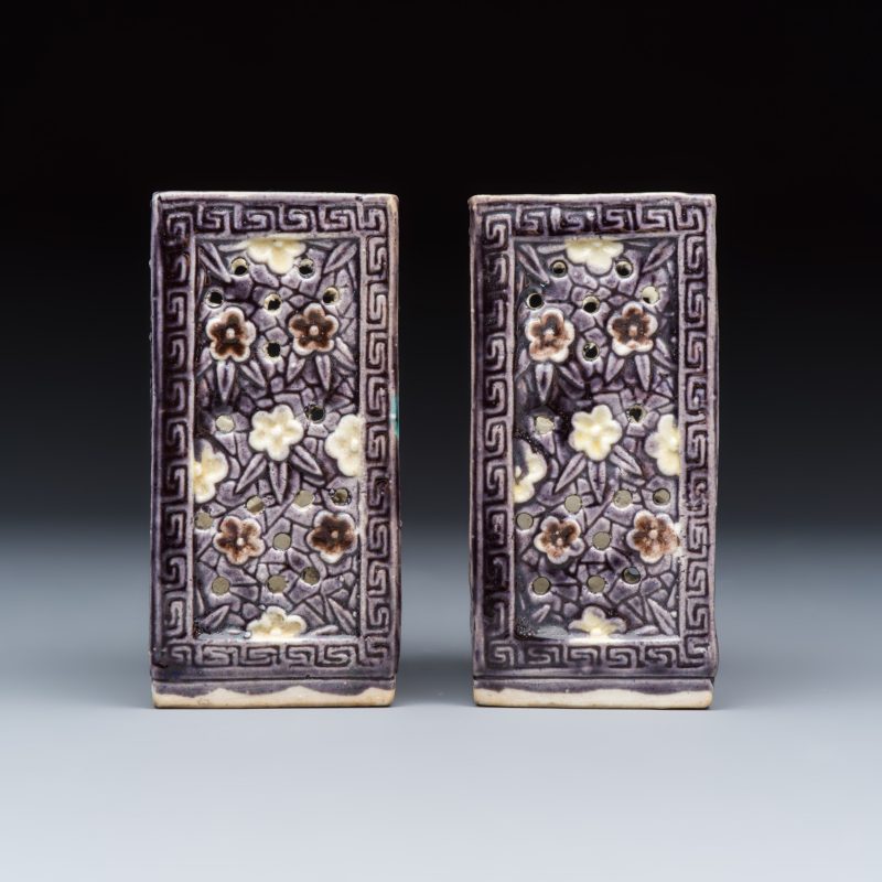 A pair of Chinese aubergine-glazed openworked square brush pots on later wooden stands - 图6