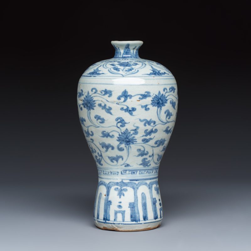 A Chinese blue and white 'Meiping' vase with lotus scrolls - 图3