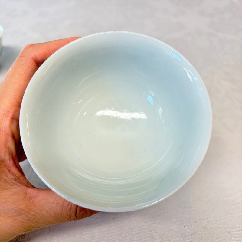 A pair of Chinese doucai bowls with floral design - 图26