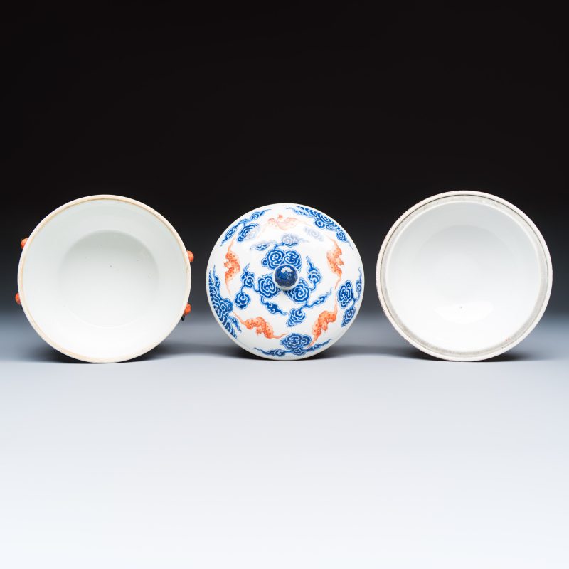 洪福齊天 | A pair of Chinese blue, white and iron-red 'Hong Fu Qi Tian 洪福齊天' warming bowls and covers - 图8