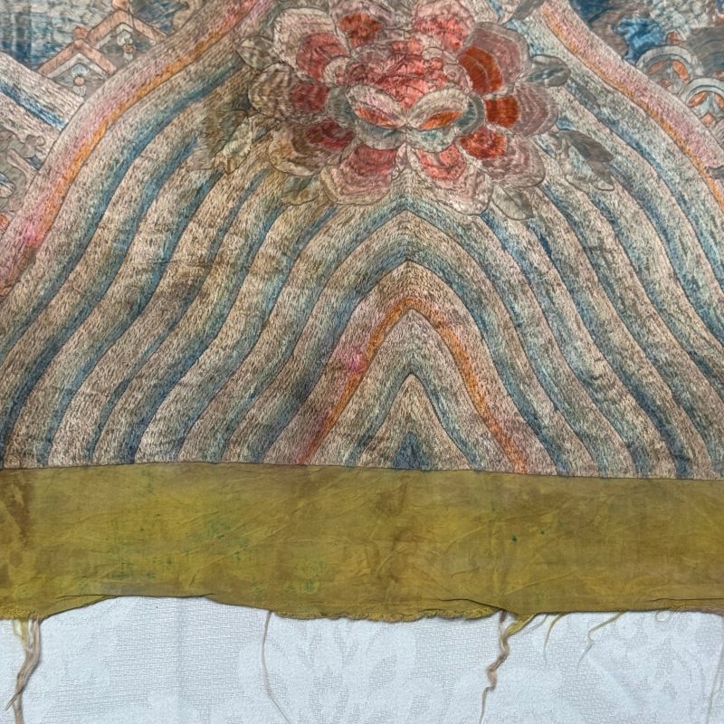 A pair of Chinese yellow-ground embroidered 'Dragons' and 'Phoenixes' panels - 图51