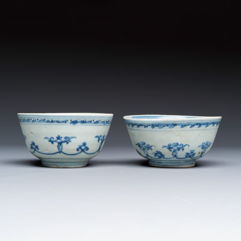 Two Chinese blue and white bowls, a plate, a celadon kendi and a vase - 图2