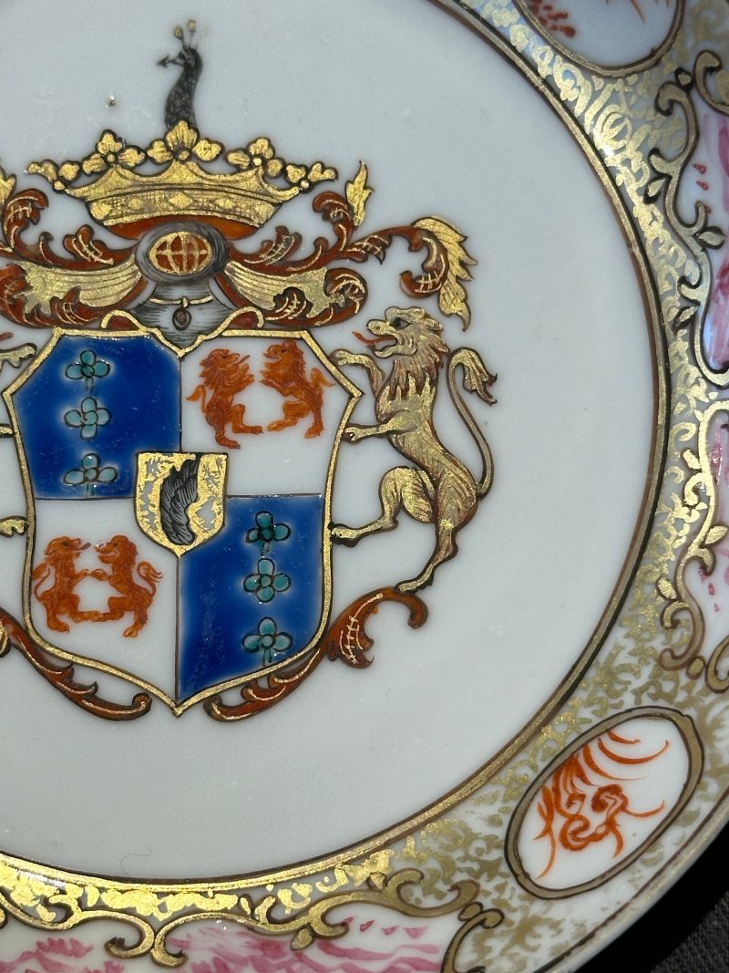 A pair of Chinese famille rose armorial saucers with the arms of Arendsma van Idsinga for the Dutch market - 图6