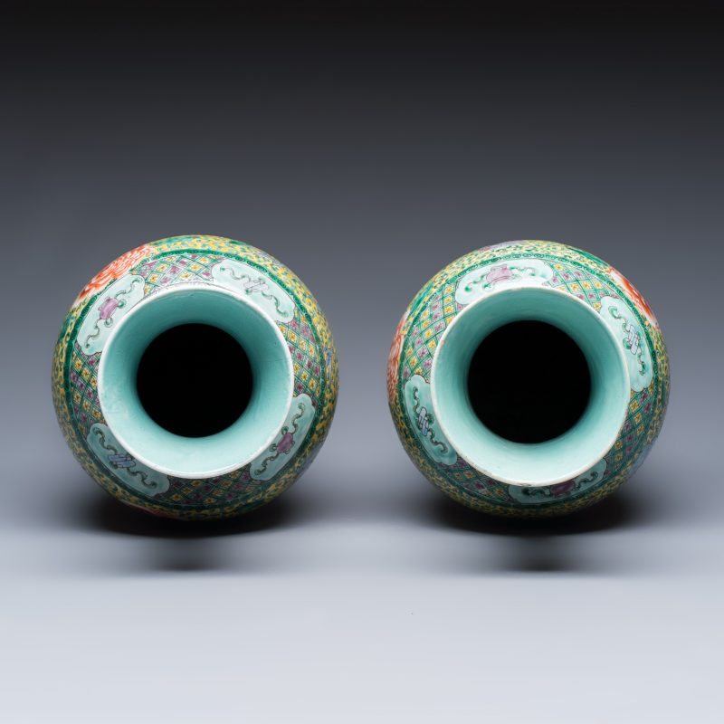 A pair of Chinese famille verte 'Phoenixes among Peonies' vases - 图6