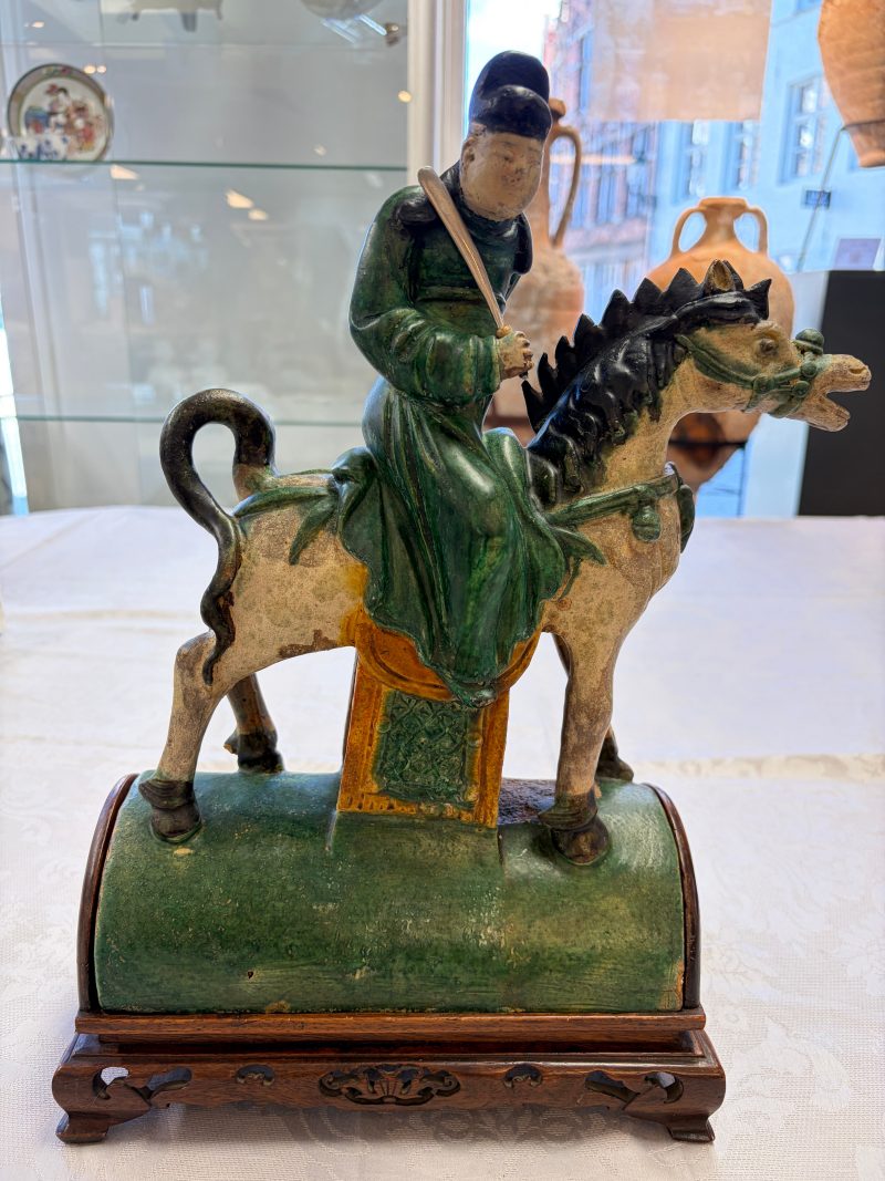 A pair of Chinese sancai-glazed stoneware 'Horseriders' roof tiles on later wooden stands - 图10