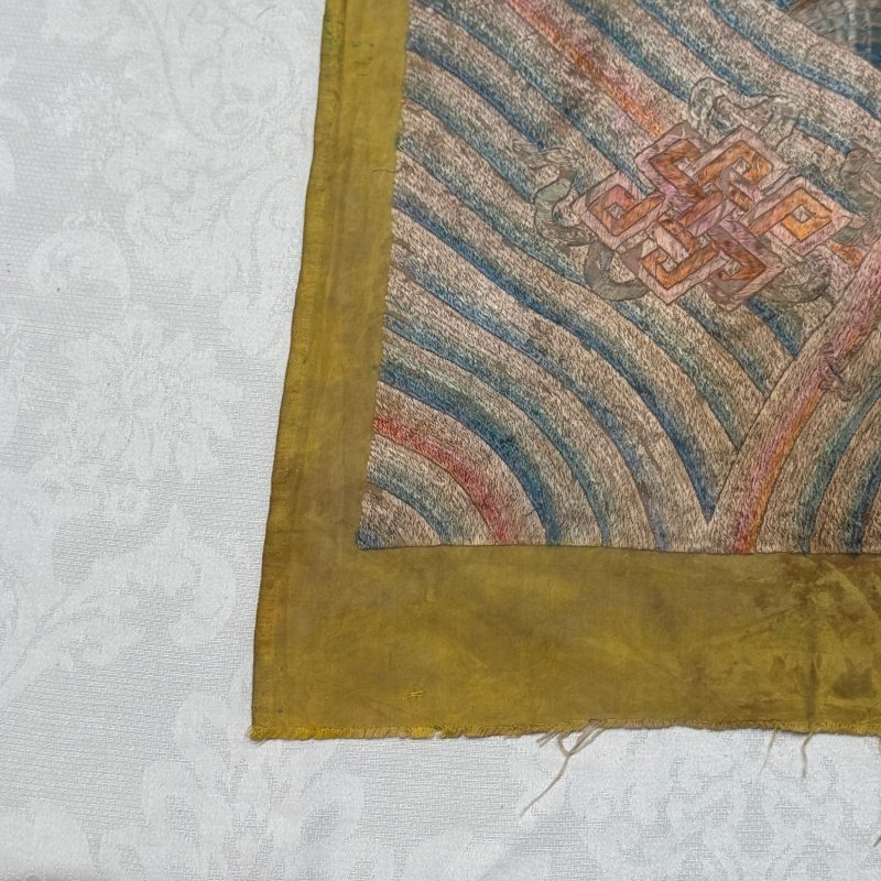 A pair of Chinese yellow-ground embroidered 'Dragons' and 'Phoenixes' panels - 图52