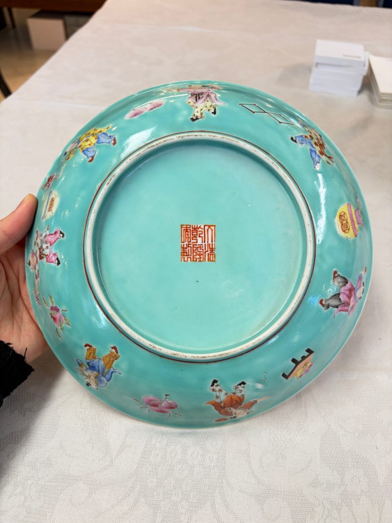 A Chinese famille rose turquoise-ground 'Playing Boys' plate - 图12