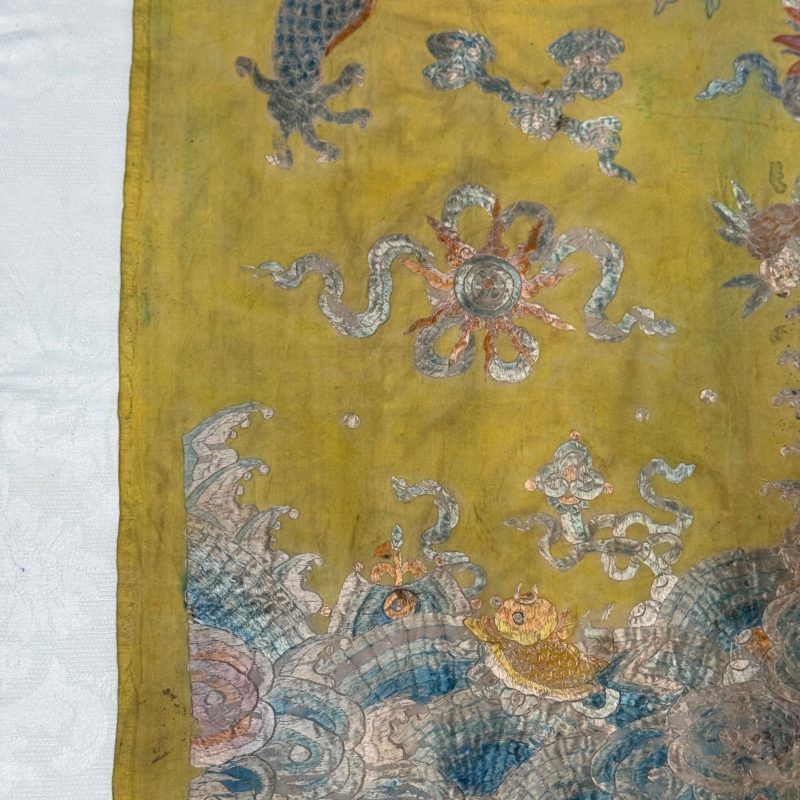 A pair of Chinese yellow-ground embroidered 'Dragons' and 'Phoenixes' panels - 图53