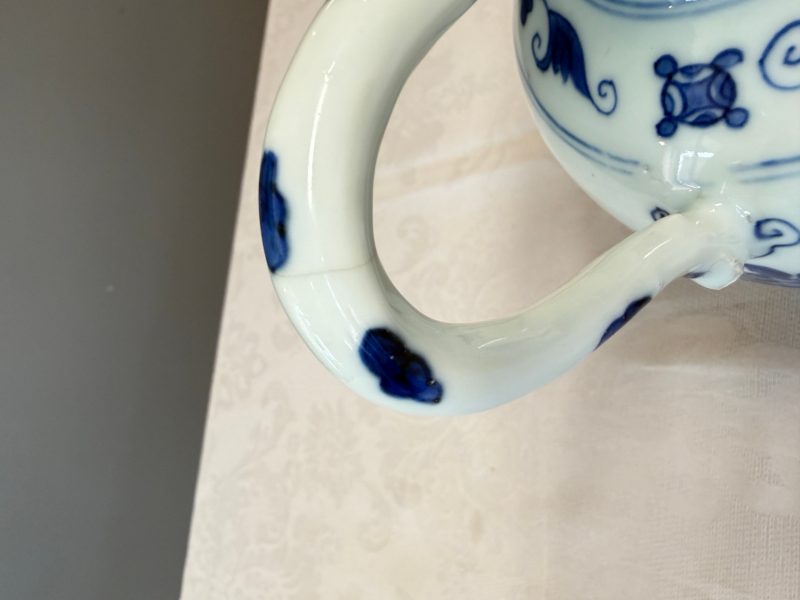 A Chinese blue and white double-handled vase with floral design - 图15